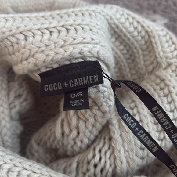 Cable knit sweater poncho - Picture 3 of 4